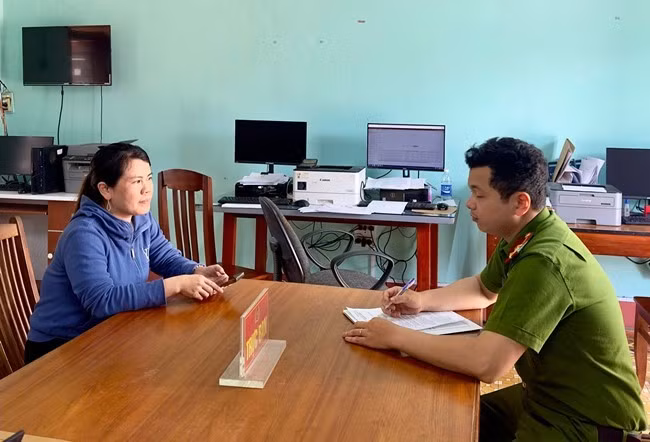 Chị Ngân trình báo CA phường Hoài Thanh sau khi nhận được số tiền 300 triệu đồng. Ảnh: ĐVCC