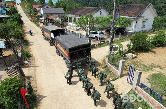 Bộ đội rút quân, hoàn thành việc giúp người dân xã Canh Liên xóa nhà tạm, dột nát. Ảnh: H.P