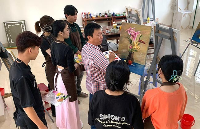 Họa sĩ Trần Tuấn, Chi hội trưởng Chi hội Mỹ thuật Việt Nam tỉnh Bình Định, giảng viên Khoa VHNT Trường CĐ Kỹ thuật Công nghệ Quy Nhơn hướng dẫn thực hành hội họa cho sinh viên. Ảnh: NVCC Họa sĩ Trần Tuấn, Chi hội trưởng Chi hội Mỹ thuật Việt Nam tỉnh Bình Định, giảng viên Khoa VHNT Trường CĐ Kỹ thuật Công nghệ Quy Nhơn hướng dẫn thực hành hội họa cho sinh viên. Ảnh: NVCC