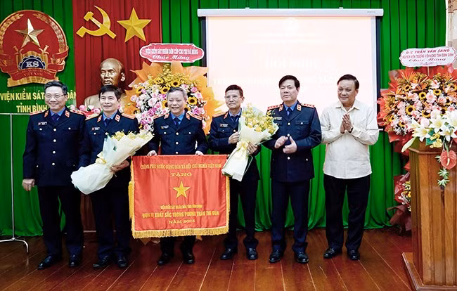 Viện KSND tỉnh nhận Cờ thi đua của Chính phủ vì đã hoàn thành xuất sắc nhiệm vụ công tác, dẫn đầu phong trào thi đua của Viện KSND tối cao năm 2024. Ảnh: K.A