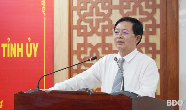 Bí thư Tỉnh ủy Hồ Quốc Dũng phát biểu giao nhiệm vụ. Ảnh: N.HÂN Bí thư Tỉnh ủy Hồ Quốc Dũng phát biểu giao nhiệm vụ. Ảnh: N.HÂN