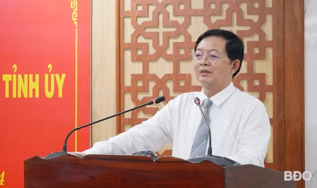 Bí thư Tỉnh ủy Hồ Quốc Dũng phát biểu giao nhiệm vụ. Ảnh: N.HÂN