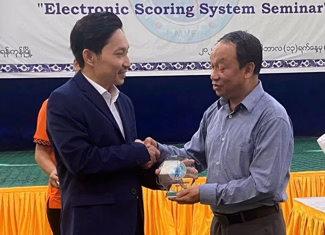 Ông Nguyễn Bình Định (trái) trong chương trình đào tạo Vovinam ở Yangoon. Ảnh: VOVINAM