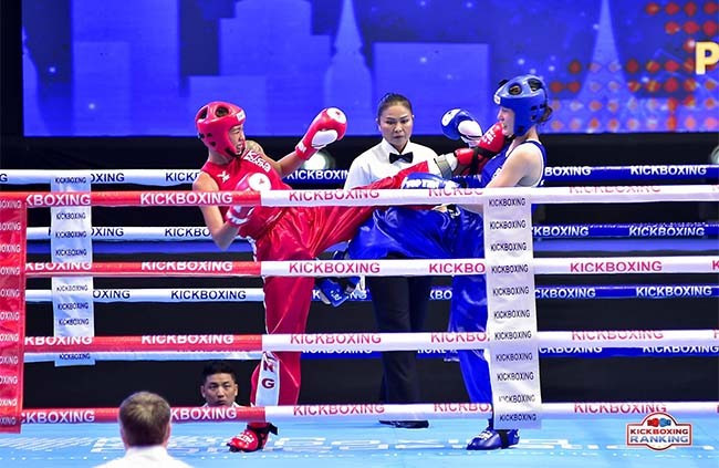 Với chiều cao đến 1,75 m, Trần Võ Song Thương (bên trái) phát huy lợi thế bằng những đòn đá uy lực trong trận chung kết, giành chiến thắng đối thủ đến từ Kazakhstan. Ảnh: VSCC