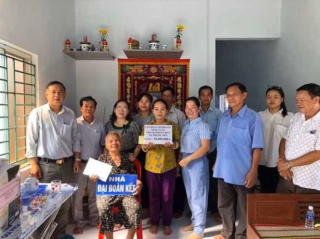 Trao tiền hỗ trợ cho gia đình bà Nguyễn Thị Hồng