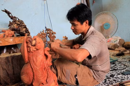 Ông chủ cơ sở đồ gỗ Hùng Huế, anh Trần Văn Tiến Hùng chia sẻ về lý do lập nghiệp tại làng nghề tiện gỗ đất Võ: “Đất lành chim đậu”.