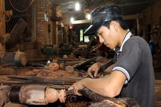 Làng nghề tiện gỗ mỹ nghệ Nhơn Hậu được xem là điểm đến hấp dẫn với người trẻ.