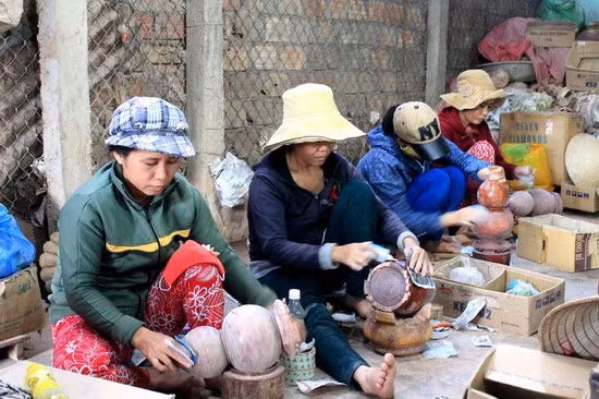 Làng nghề tiện gỗ Nhơn Hậu góp phần giải quyết việc làm cho người lao động nông nhàn ở địa phương.