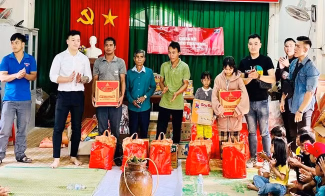 Các nhà hảo tâm tặng quà cho đồng bào làng Kà Bưng. Ảnh: Minh Hoàng Các nhà hảo tâm tặng quà cho đồng bào làng Kà Bưng. Ảnh: Minh Hoàng