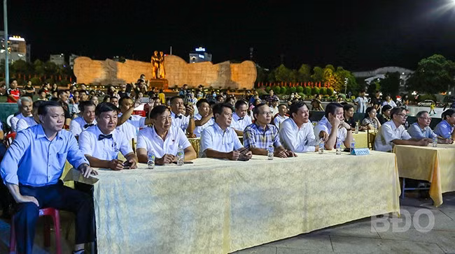 Đại biểu, lãnh đạo Sở VH&TT cùng các đơn vị trực thuộc tại lễ khai mạc. Ảnh: HOÀNG QUÂN