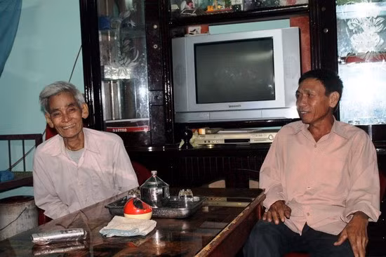 Ông Huỳnh Bốn (bên trái) và ông Nguyễn Văn Thanh đang ôn lại những lần tìm kiếm xác chết.