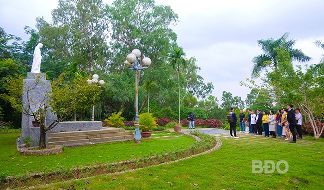 Tham quan mộ nhà thơ Hàn Mặc Tử trong khu du lịch Ghềnh Ráng. Ảnh: ĐOAN NGỌC Tham quan mộ nhà thơ Hàn Mặc Tử trong khu du lịch Ghềnh Ráng. Ảnh: ĐOAN NGỌC