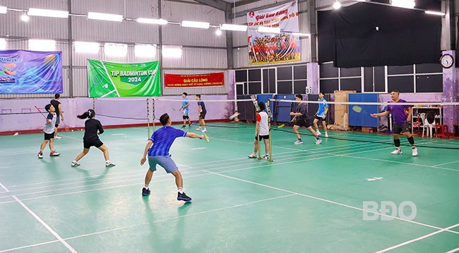 Đông đảo thành viên CLB cầu lông Quân y 13 tham gia tập luyện. Ảnh: NGUYỄN TIẾN Đông đảo thành viên CLB cầu lông Quân y 13 tham gia tập luyện. Ảnh: NGUYỄN TIẾN