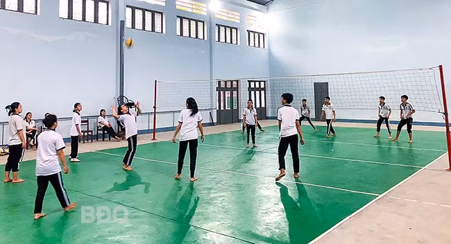 Ngoài việc học văn hóa, học sinh Trường Phổ thông Dân tộc Nội trú THCS và THPT huyện Vân Canh còn tham gia các buổi tập luyện TDTT. Ảnh: NGUYỄN DŨNG