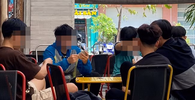 Các bạn trẻ vô tư đánh bài ở quán cà phê. Ảnh: T.T