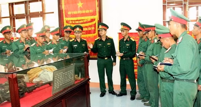 Lữ đoàn Pháo Phòng không 573 giới thiệu truyền thống cho bộ đội. Ảnh: NGỌC DIỆP