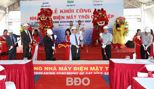 Lãnh đạo tỉnh, huyện và nhà đầu tư thực hiện nghi thức khởi công dự án. Lãnh đạo tỉnh, huyện và nhà đầu tư thực hiện nghi thức khởi công dự án.