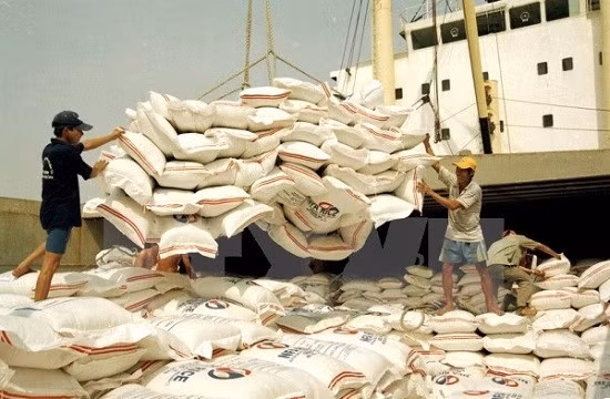 Bốc xếp gạo xuất khẩu tại cảng Sài Gòn. (Ảnh: Đình Huệ/TTXVN) Bốc xếp gạo xuất khẩu tại cảng Sài Gòn. (Ảnh: Đình Huệ/TTXVN)