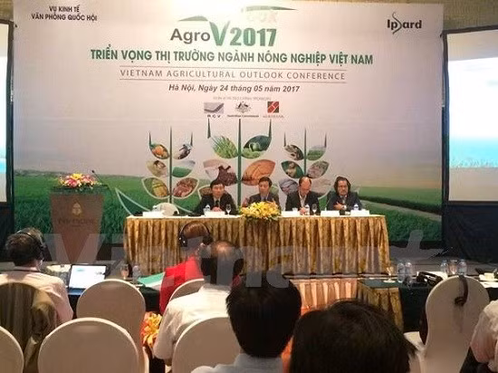 Các chuyên gia tham gia và bàn luận tại tại Hội thảo Triển vọng thị trường nông nghiệp Việt Nam 2017. (Ảnh: Thanh Tâm/Vietnam+) Các chuyên gia tham gia và bàn luận tại tại Hội thảo Triển vọng thị trường nông nghiệp Việt Nam 2017. (Ảnh: Thanh Tâm/Vietnam+)