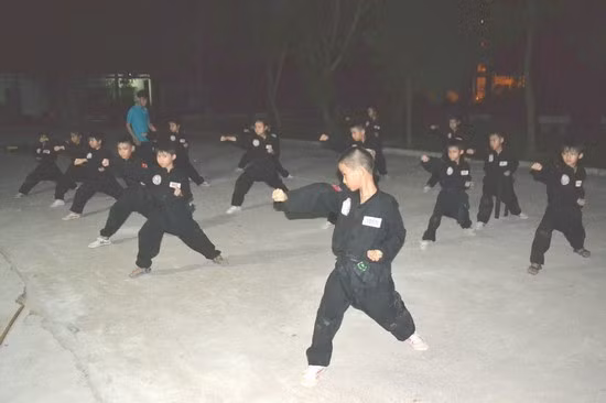 Luyện tập võ cổ truyền tại Trường Tiểu học Nguyễn Khuyến (phường Trần Quang Diệu, TP Quy Nhơn).