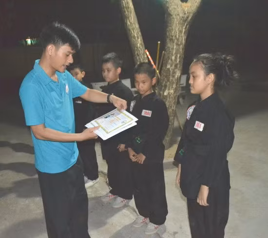 Sau thời gian gắn bó luyện tập và thi kiểm tra, võ sinh ở Trường Tiểu học Nguyễn Khuyến được trao giấy chứng nhận đạt chuyên môn võ thuật cổ truyền.