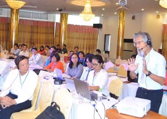 PGS.TS Sakai Takashi (người đứng) đang trình bày tại Hội thảo