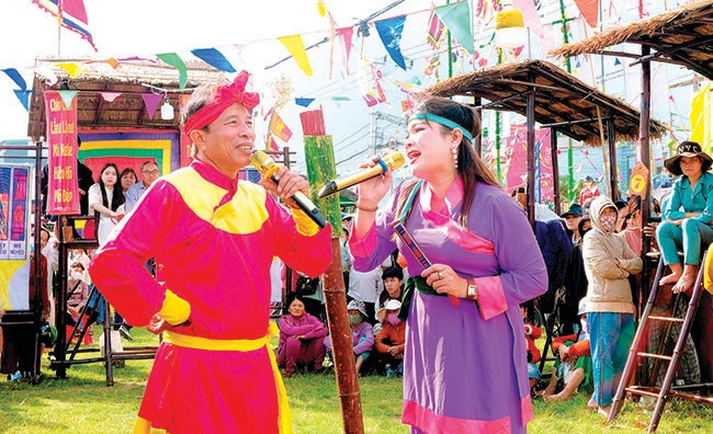 Trong bài chòi, vai trò của anh/chị hiệu rất quan trọng, họ truyền cảm hứng tới người chơi trên chòi và cả người nghe. Họ vô cùng hoạt náo và thông minh trong việc xử lý tình huống mỗi khi rút một thẻ bài. Ảnh: NGỌC NHUẬN