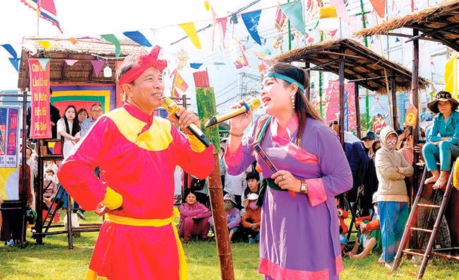 Trong bài chòi, vai trò của anh/chị hiệu rất quan trọng, họ truyền cảm hứng tới người chơi trên chòi và cả người nghe. Họ vô cùng hoạt náo và thông minh trong việc xử lý tình huống mỗi khi rút một thẻ bài. Ảnh: NGỌC NHUẬN Trong bài chòi, vai trò của anh/chị hiệu rất quan trọng, họ truyền cảm hứng tới người chơi trên chòi và cả người nghe. Họ vô cùng hoạt náo và thông minh trong việc xử lý tình huống mỗi khi rút một thẻ bài. Ảnh: NGỌC NHUẬN