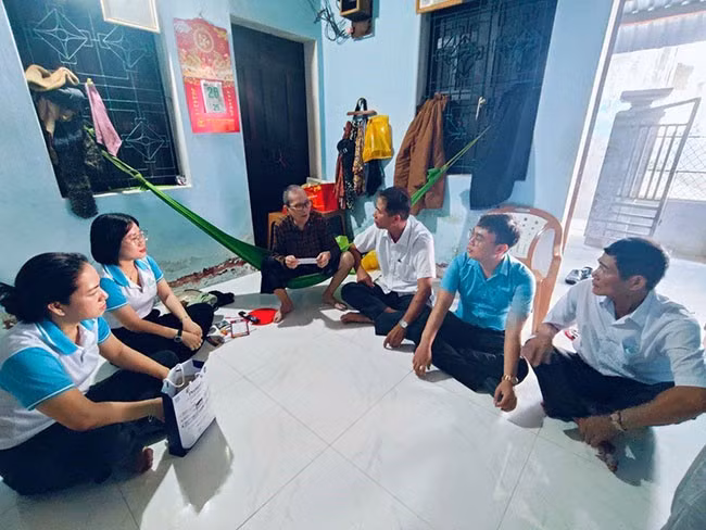 Hội LHPN xã Nhơn Hải đã phối hợp cùng Hội đoàn thể xã tổ chức các hoạt động tri ân, thăm hỏi các hội viên nữ cựu tù chính trị. Ảnh: Hội LHPN xã Nhơn Hải.