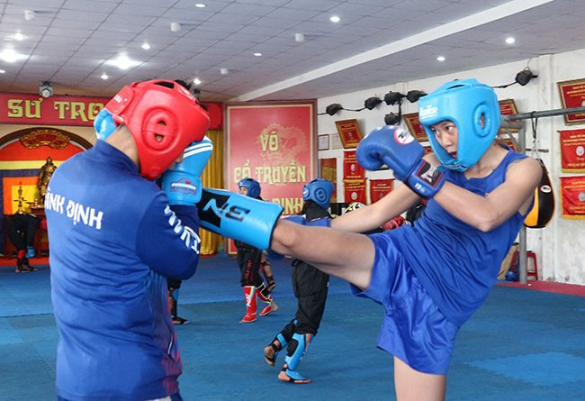 Trần Võ Song Thương (giáp xanh) tập luyện tại đội tuyển kickboxing Bình Định, Trung tâm Võ thuật cổ truyền Bình Định. Ảnh: K.VY