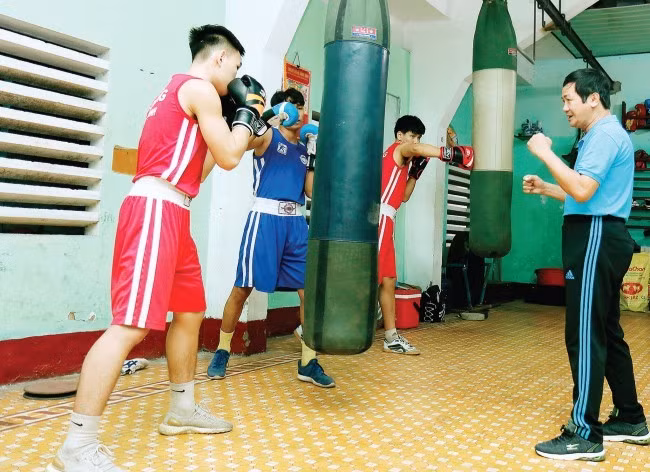 HLV Đặng Hiếu Hiền đang huấn luyện cho các VĐV đội tuyển boxing Bình Định.