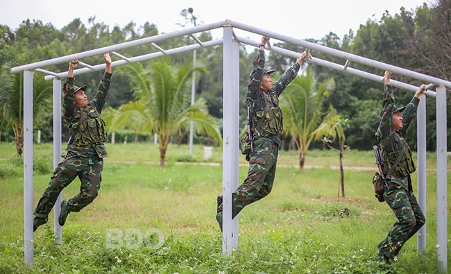 Đặc thù lính trinh sát không những phải giỏi về võ thuật, sử dụng thành thạo các loại vũ khí, trang thiết bị kỹ thuật mà còn đòi hỏi sự linh hoạt, nhanh nhạy, sức khỏe dẻo dai và thích ứng nhanh trước mọi tình huống. Đặc thù lính trinh sát không những phải giỏi về võ thuật, sử dụng thành thạo các loại vũ khí, trang thiết bị kỹ thuật mà còn đòi hỏi sự linh hoạt, nhanh nhạy, sức khỏe dẻo dai và thích ứng nhanh trước mọi tình huống.