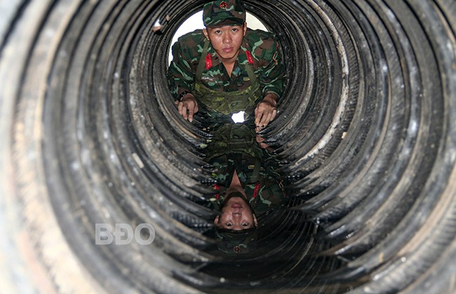 Bộ đội trinh sát khéo léo vượt qua cống nổi. Bộ đội trinh sát khéo léo vượt qua cống nổi.