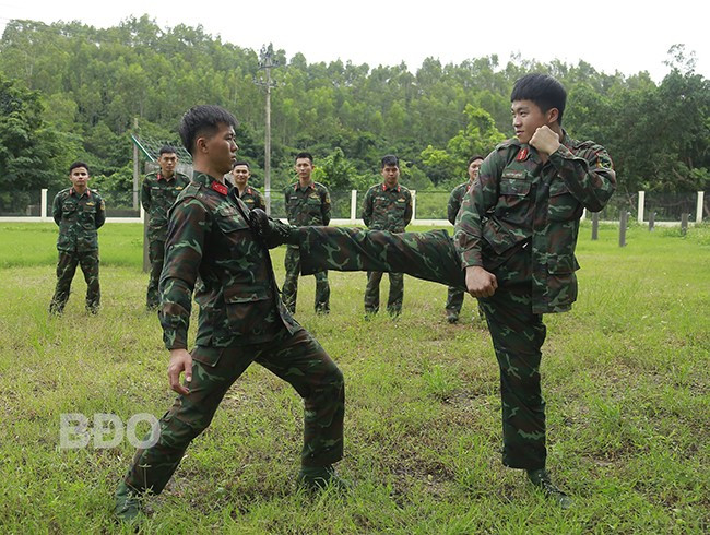 Các chiến sĩ trinh sát luyện tập võ thuật. Các chiến sĩ trinh sát luyện tập võ thuật.