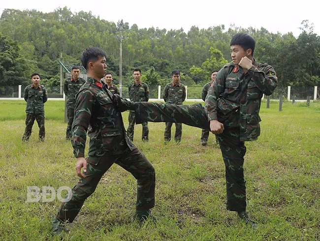 Các chiến sĩ trinh sát luyện tập võ thuật.