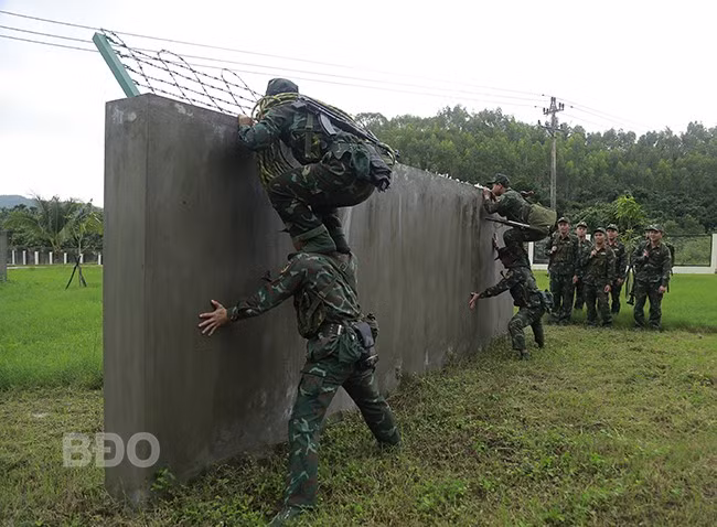 “Đi không dấu, nấu không khói, nói không tiếng”, tường gắn thép gai không phải là chướng ngại khó đối với lính trinh sát.