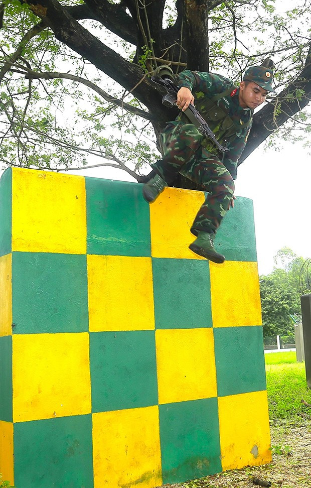 Các chiến sĩ chạy vượt vật cản K16 để rèn sức khỏe dẻo dai. Các chiến sĩ chạy vượt vật cản K16 để rèn sức khỏe dẻo dai.