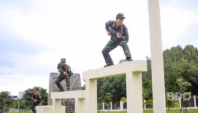 Luyện tập vượt qua cầu độc mộc với tinh thần “bí mật, bất ngờ, dũng cảm, chính xác”.