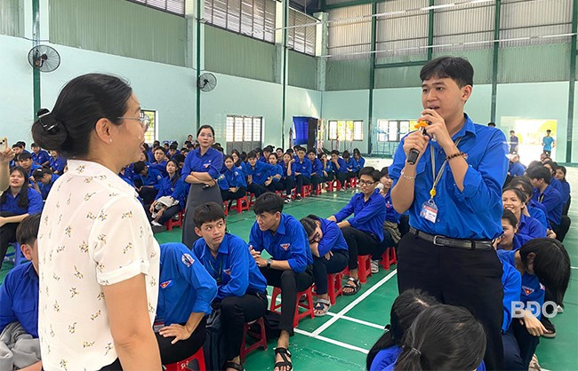 Một buổi phổ biến, giáo dục pháp luật về tác hại các chất gây nghiện cho học sinh Trường THPT số 1 Tuy Phước (huyện Tuy Phước) do Sở Tư pháp tổ chức. Ảnh: N.C Một buổi phổ biến, giáo dục pháp luật về tác hại các chất gây nghiện cho học sinh Trường THPT số 1 Tuy Phước (huyện Tuy Phước) do Sở Tư pháp tổ chức. Ảnh: N.C