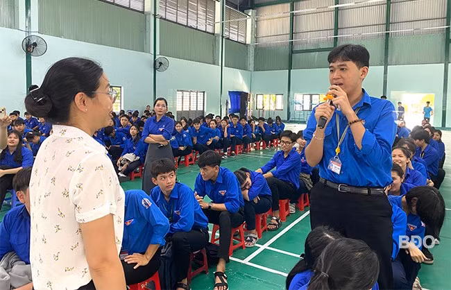 Một buổi phổ biến, giáo dục pháp luật về tác hại các chất gây nghiện cho học sinh Trường THPT số 1 Tuy Phước (huyện Tuy Phước) do Sở Tư pháp tổ chức. Ảnh: N.C