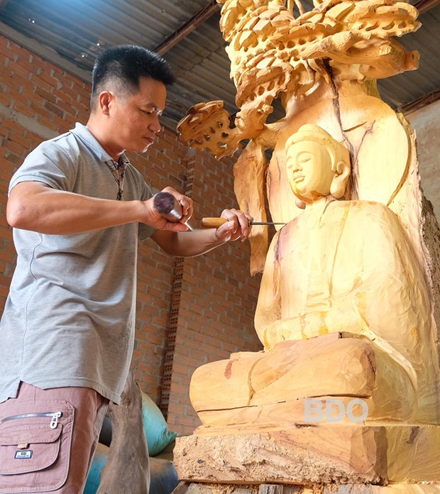 Từ những bàn tay tài hoa của người thợ làng nghề tiện gỗ mỹ nghệ Nhơn Hậu đã tạo ra sản phẩm tinh xảo. Ảnh: ĐOAN NGỌC Từ những bàn tay tài hoa của người thợ làng nghề tiện gỗ mỹ nghệ Nhơn Hậu đã tạo ra sản phẩm tinh xảo. Ảnh: ĐOAN NGỌC