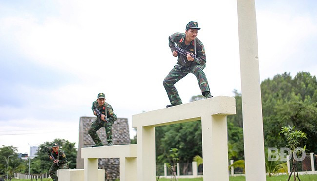 Luyện tập vượt qua cầu độc mộc với tinh thần “bí mật, bất ngờ, dũng cảm, chính xác”. Luyện tập vượt qua cầu độc mộc với tinh thần “bí mật, bất ngờ, dũng cảm, chính xác”.