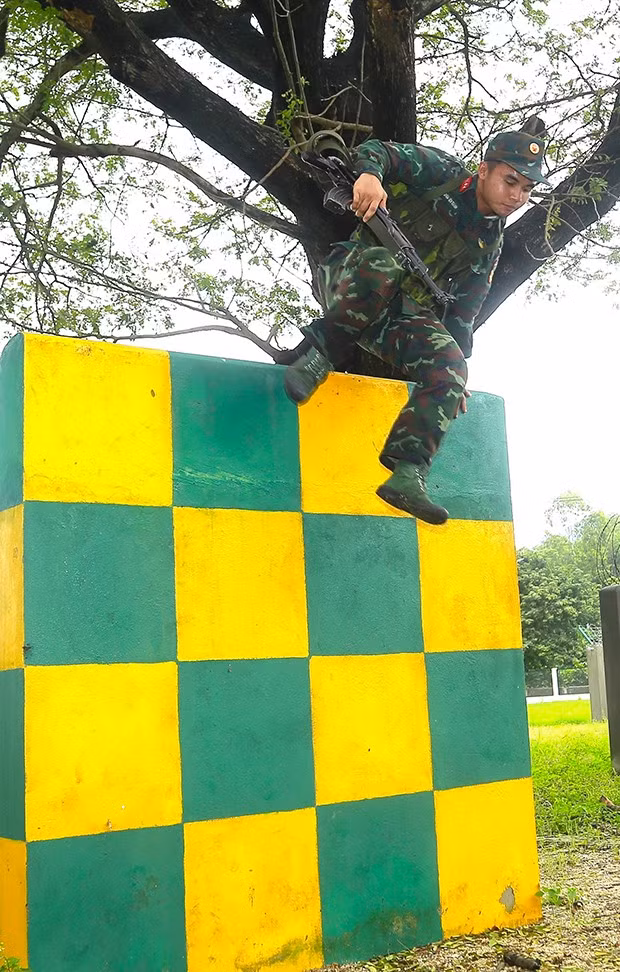 Các chiến sĩ chạy vượt vật cản K16 để rèn sức khỏe dẻo dai.