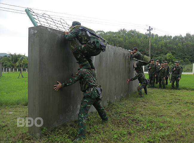 “Đi không dấu, nấu không khói, nói không tiếng”, tường gắn thép gai không phải là chướng ngại khó đối với lính trinh sát. “Đi không dấu, nấu không khói, nói không tiếng”, tường gắn thép gai không phải là chướng ngại khó đối với lính trinh sát.