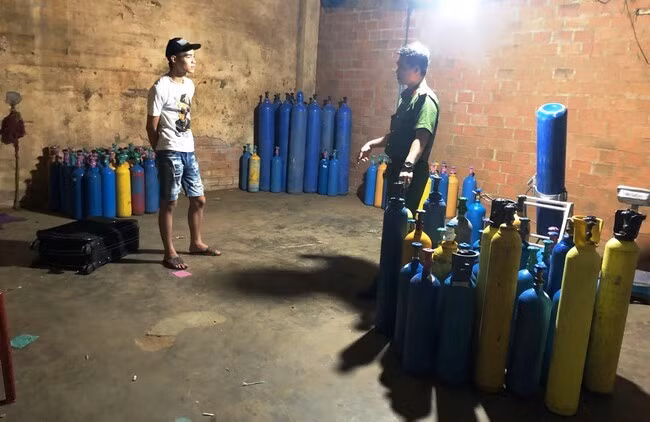 Hiện trường kho hàng chứa bình khí cười. Hiện trường kho hàng chứa bình khí cười.