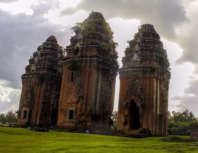 Tháp Dương Long được xếp hạng di tích quốc gia đặc biệt vào năm 2015. Tháp Dương Long được xếp hạng di tích quốc gia đặc biệt vào năm 2015.