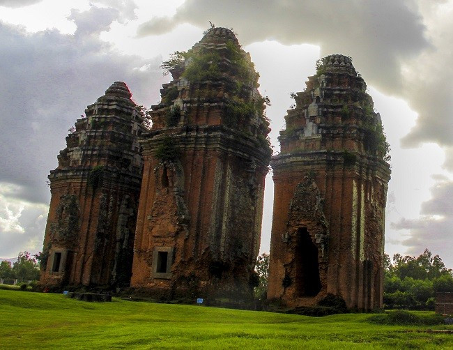 Tháp Dương Long được xếp hạng di tích quốc gia đặc biệt vào năm 2015. Tháp Dương Long được xếp hạng di tích quốc gia đặc biệt vào năm 2015.