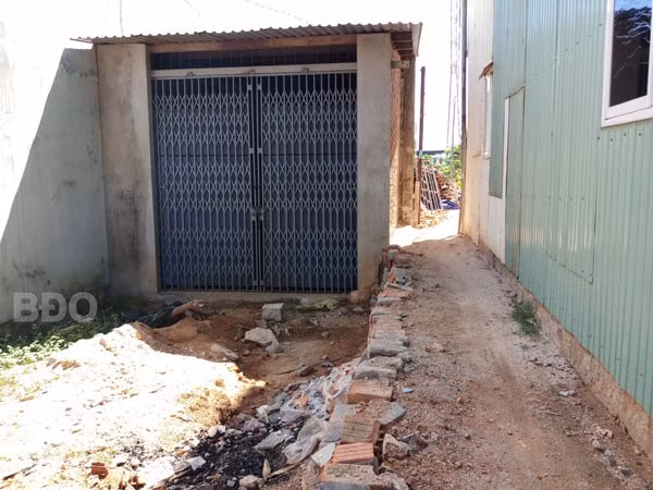 Hiện trường đoạn đường đang xảy ra tranh chấp giữa các hộ dân.