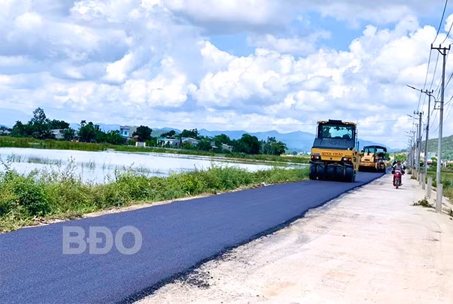 Tuyến đường dốc Cây Me đến cầu chợ Bến, xã Phước Thuận dài 2,5 km đang được thảm nhựa mới. Ảnh: HẢI YẾN Tuyến đường dốc Cây Me đến cầu chợ Bến, xã Phước Thuận dài 2,5 km đang được thảm nhựa mới. Ảnh: HẢI YẾN