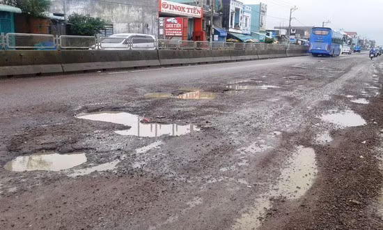 Mặt quốc lộ 1 đoạn qua thôn Mỹ Điền, thị trấn Tuy Phước (huyện Tuy Phước) nát như “tương” tiềm ẩn nguy cơ xảy ra TNGT.